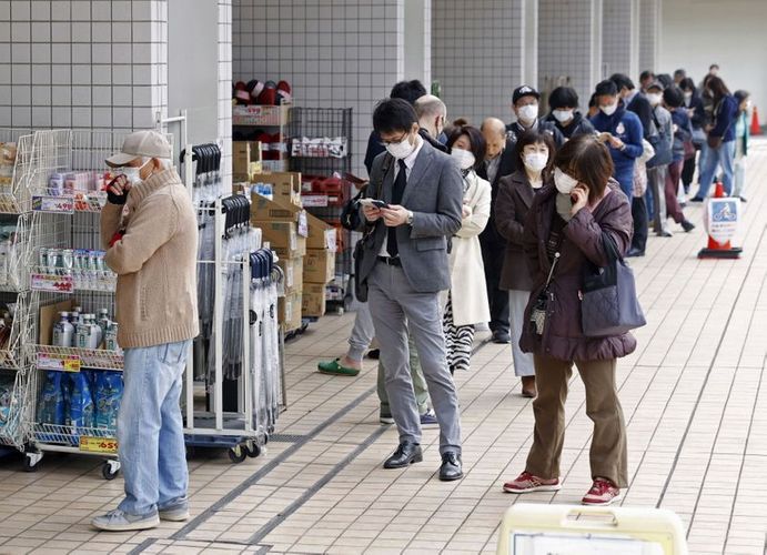 Tokyo asks people to stay home amid virus, many venture out