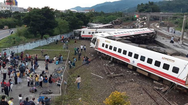 При сходе с рельсов поезда в Китае пострадали 127 человек - ОБНОВЛЕНО