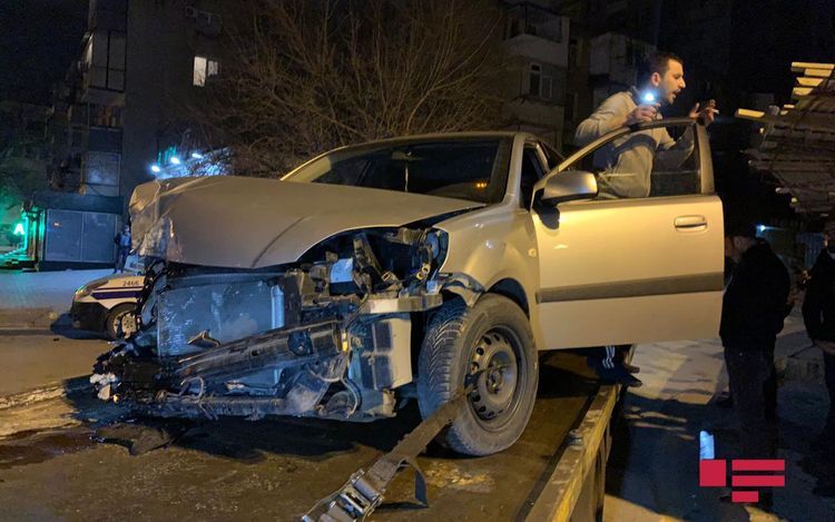 В Баку «КИА» врезалась в грузовик, тяжело пострадал водитель  - ФОТО