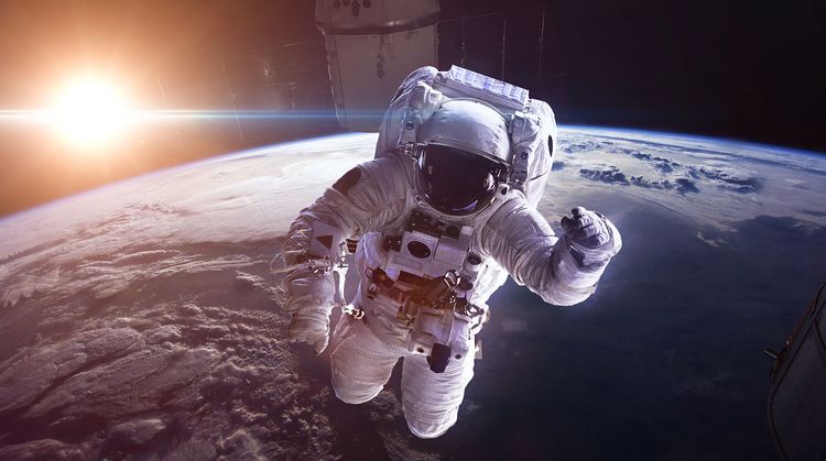 Космонавтам запретили рукопожатия и объятия