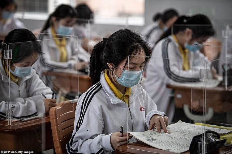 50,000 mask-donning youngsters return to class in Wuhan schools 