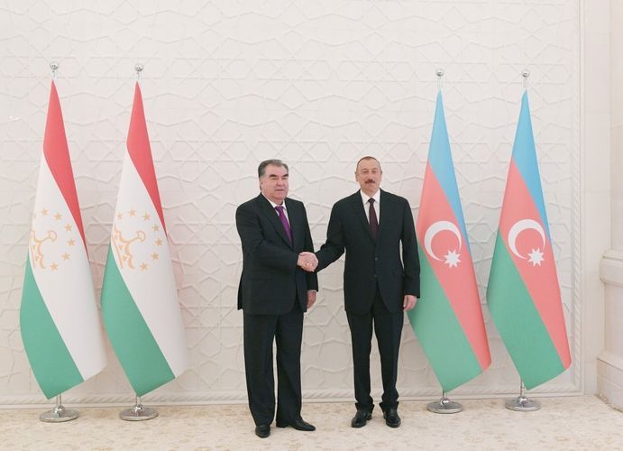 Эмомали Рахмон высоко оценил помощь Азербайджана Таджикистану в борьбе с коронавирусом
