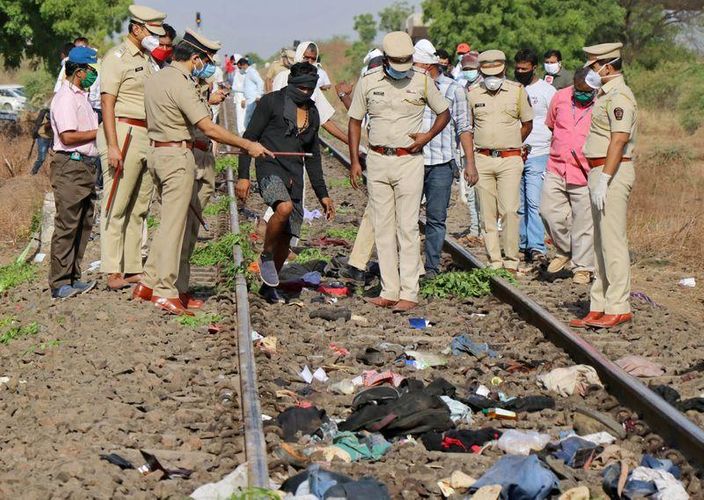 Hindistanda 14 nəfər qatarın altında qalaraq ölüb