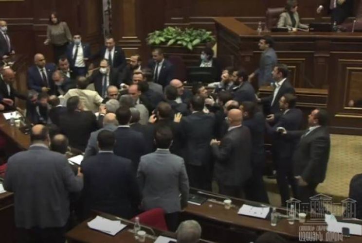 Ermənistan parlamentində dava düşüb - VİDEO