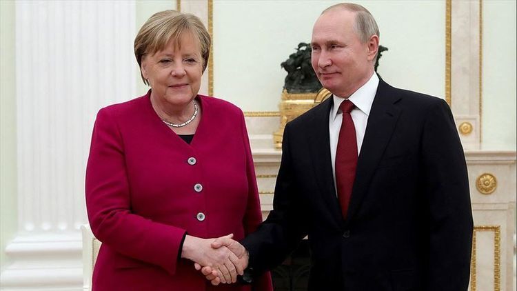 Putin, Merkel exchange congratulations on anniversary of liberation from fascism