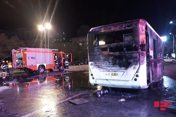 В Баку сгорел пассажирский автобус - ФОТО