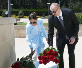Prezident İlham Əliyev Həzi Aslanovun abidəsini ziyarət edib - FOTO - YENİLƏNİB