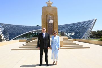 Prezident İlham Əliyev Həzi Aslanovun abidəsini ziyarət edib - FOTO - YENİLƏNİB