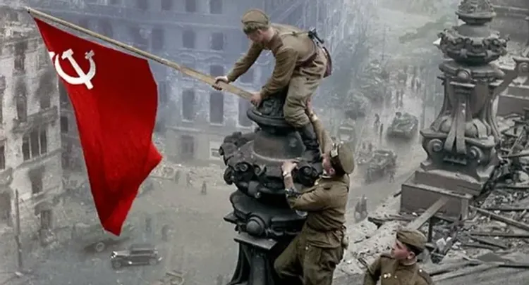 Facebook объяснил, почему удалял фото с солдатом, водружающим флаг СССР над Рейхстагом