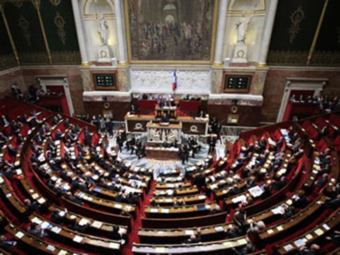Парламент Франции утвердил продление режима ЧП до 10 июля