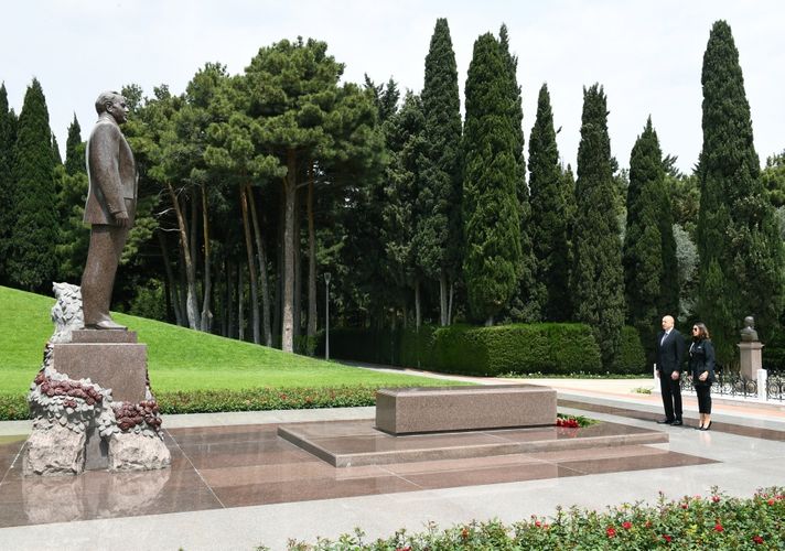 Президент Ильхам Алиев и первая леди Мехрибан Алиева посетили могилу великого лидера Гейдара Алиева - ФОТО