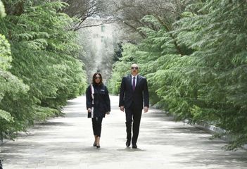Prezident İlham Əliyev və birinci xanım Mehriban Əliyeva Ulu Öndər Heydər Əliyevin məzarını ziyarət ediblər
