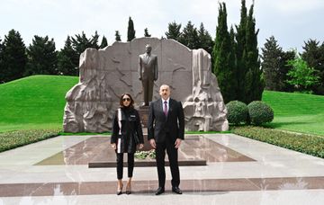 Prezident İlham Əliyev və birinci xanım Mehriban Əliyeva Ulu Öndər Heydər Əliyevin məzarını ziyarət ediblər