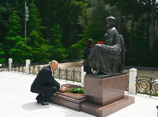Prezident İlham Əliyev və birinci xanım Mehriban Əliyeva Ulu Öndər Heydər Əliyevin məzarını ziyarət ediblər