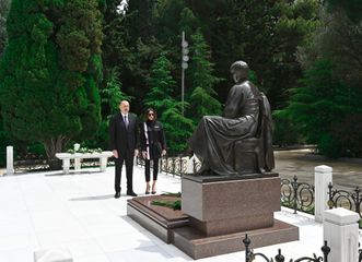 Prezident İlham Əliyev və birinci xanım Mehriban Əliyeva Ulu Öndər Heydər Əliyevin məzarını ziyarət ediblər