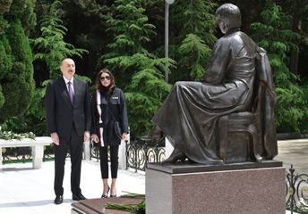 Prezident İlham Əliyev və birinci xanım Mehriban Əliyeva Ulu Öndər Heydər Əliyevin məzarını ziyarət ediblər