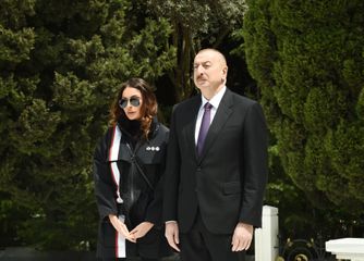 Prezident İlham Əliyev və birinci xanım Mehriban Əliyeva Ulu Öndər Heydər Əliyevin məzarını ziyarət ediblər