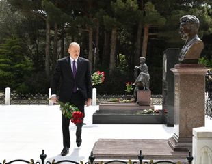 Prezident İlham Əliyev və birinci xanım Mehriban Əliyeva Ulu Öndər Heydər Əliyevin məzarını ziyarət ediblər