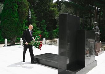 Prezident İlham Əliyev və birinci xanım Mehriban Əliyeva Ulu Öndər Heydər Əliyevin məzarını ziyarət ediblər