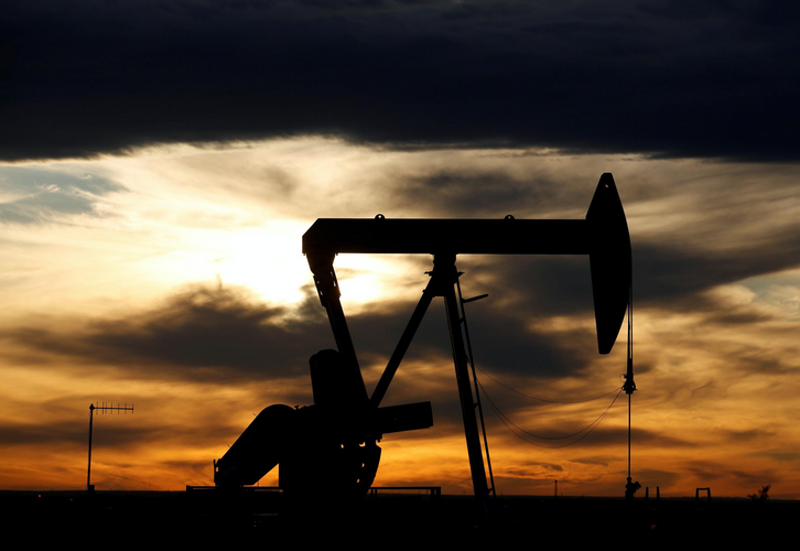 Oil prices fall 1% as glut weighs
