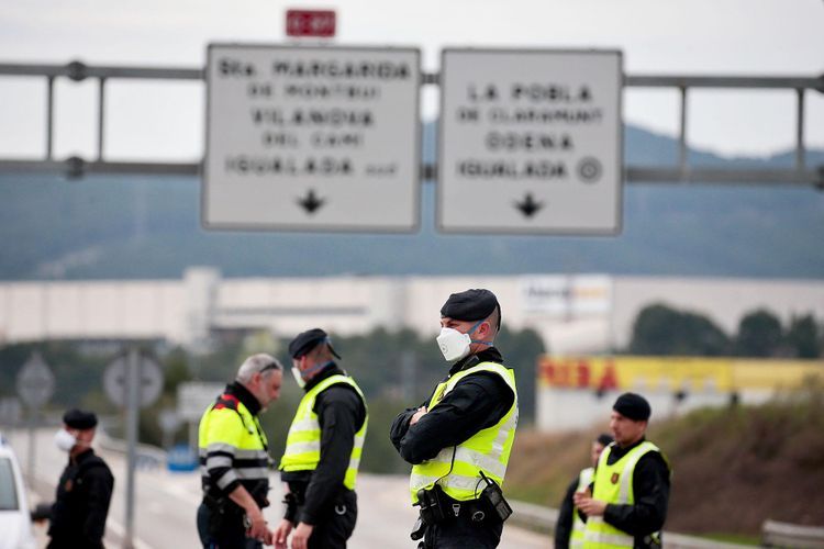 Spain plans keeping borders closed until July