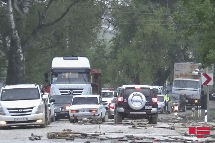 Mughanli-Ismayilli road in Azerbaijan battered by mudflow, hundreds of vehicles stranded on road - PHOTO 
