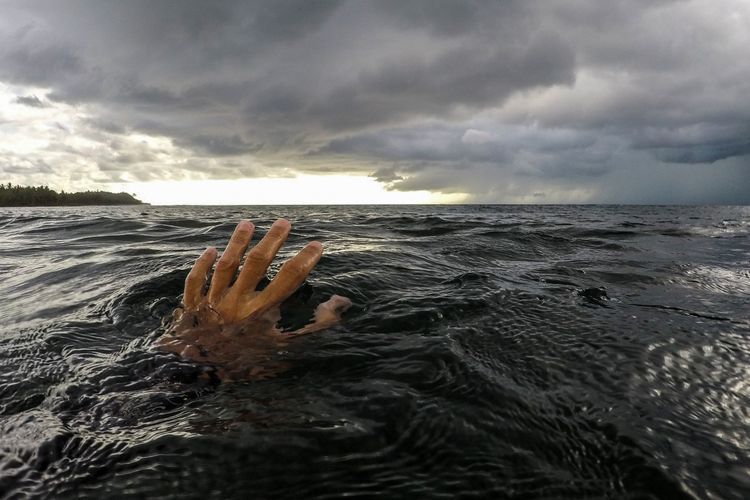 В  водоканале Тахтакерпю-Джейранбатан утонул 41-летний мужчина