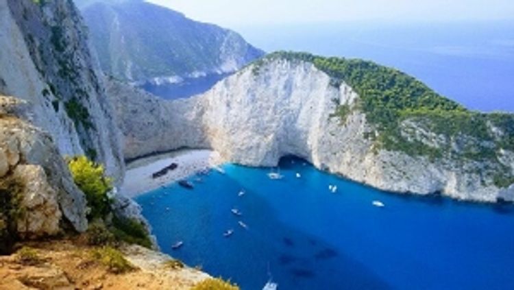 В Греции из-за 40-градусной жары открыли более 500 пляжей