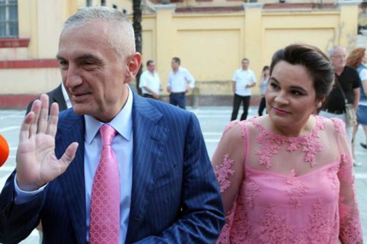 Жену президента Албании задержали на акции против сноса театра