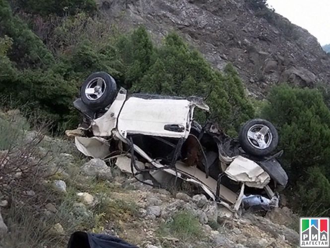 В Дагестане при падении машины в обрыв погибли четыре человека