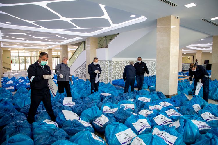 Kimyaçılar Sumqayıtda 4 mindən çox aztəminatlı ailəyə ərzaq yardımı edib - FOTO