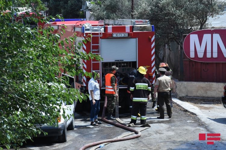 В Хачмазе произошел пожар на рынке стройматериалов 