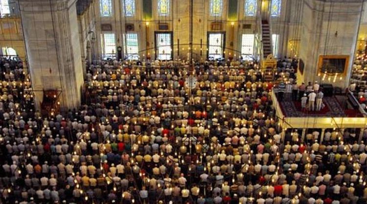 В Турции отменили праздничный намаз в мечетях