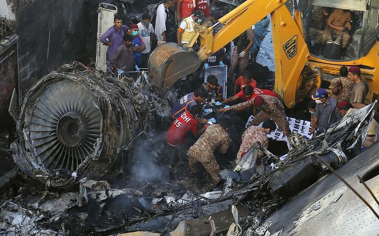 Число жертв крушения самолета в Пакистане выросло до 97  - ОБНОВЛЕНО
