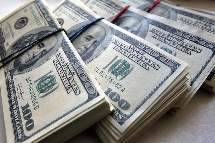 Rusiyada banklar ölkəyə rekord miqdarda nağd dollar idxal ediblər