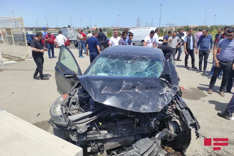 Vehicle strikes against wall in Baku, injured casualties reported - PHOTOSESSION - UPDATED