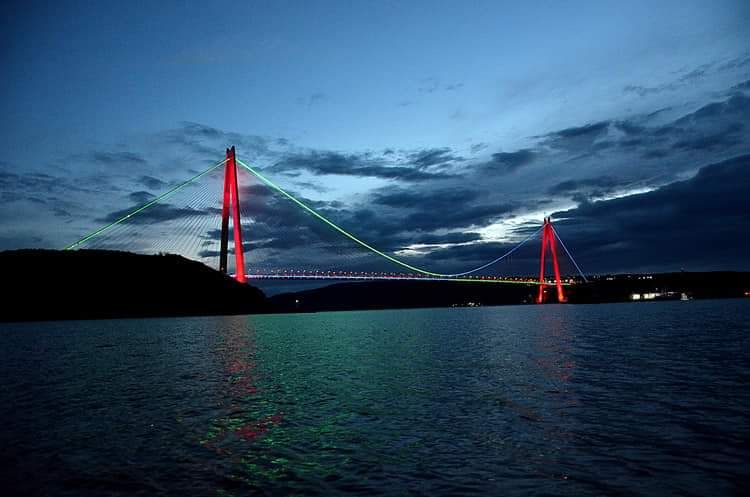 İstanbulun 3 körpüsü Azərbaycan Bayrağının rənglərinə uyğun işıqlandırılıb - FOTO