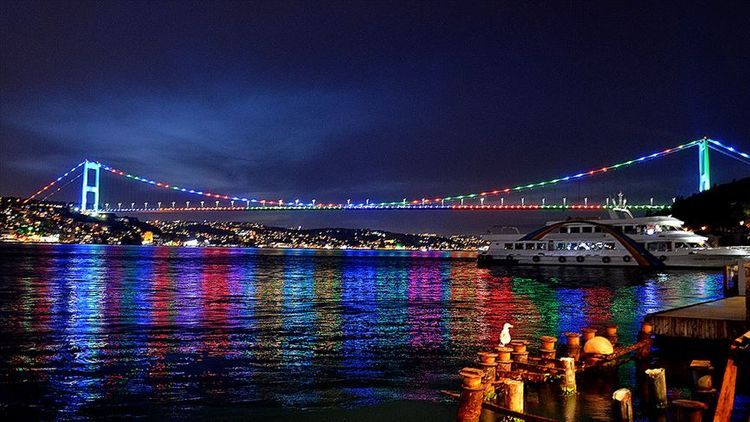 Три моста Стамбула окрасились в цвета флага Азербайджана - ФОТО