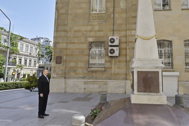 President Ilham Aliyev visits monument erected in honour of Azerbaijan Democratic Republic
