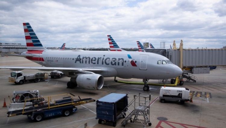 American Airlines to cut 30% of management staff
