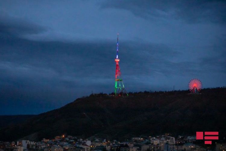 Tbilisidə teleqüllə və körpü Azərbaycan bayrağının rəngləri ilə işıqlandırılıb - FOTO