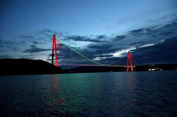 İstanbulun 3 körpüsü Azərbaycan Bayrağının rənglərinə uyğun işıqlandırılıb - FOTO