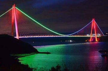 İstanbulun 3 körpüsü Azərbaycan Bayrağının rənglərinə uyğun işıqlandırılıb - FOTO