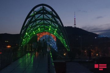 Tbilisidə teleqüllə və körpü Azərbaycan bayrağının rəngləri ilə işıqlandırılıb - FOTO