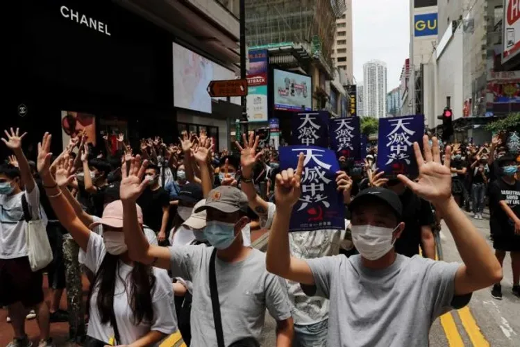 Лондон намерен упростить процедуру получения жителями Гонконга британского подданства