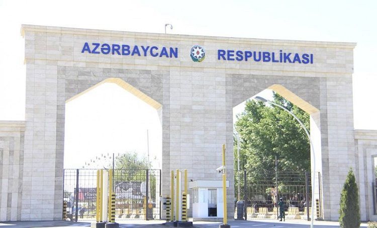 На азербайджано-российской границе образовалась очередь из грузовых машин