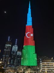 Dünyanın ən uca binası üzərində Azərbaycan bayrağı proyeksiya olunub - FOTO - VİDEO