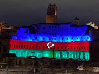 Qədim Romanın “Mercati di Traiano” abidə kompleksi Azərbaycan bayrağının rəngləri ilə işıqlandırılıb 