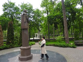 Elmira Axundova etimadnaməsini Vladimir Zelenskiyə təqdim edib