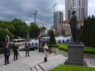 Elmira Axundova etimadnaməsini Vladimir Zelenskiyə təqdim edib